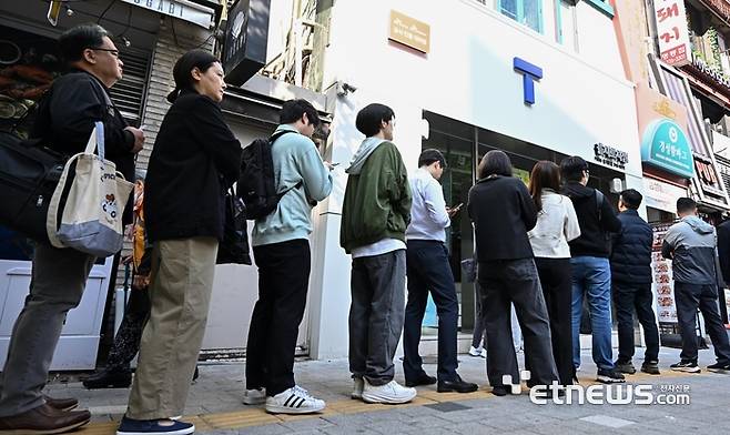 SK텔레콤이 유심 해킹 사고와 관련해 전국 T월드 매장에서 희망 고객을 대상으로 무료 유심 교체를 진행하는 가운데 교체 첫 날인 지난달 28일 서울 중구 SKT PS&M 을지로점에서 가입자들이 유심 교체를 위해 줄지어 서 있다. 이동근기자 foto@etnews.com