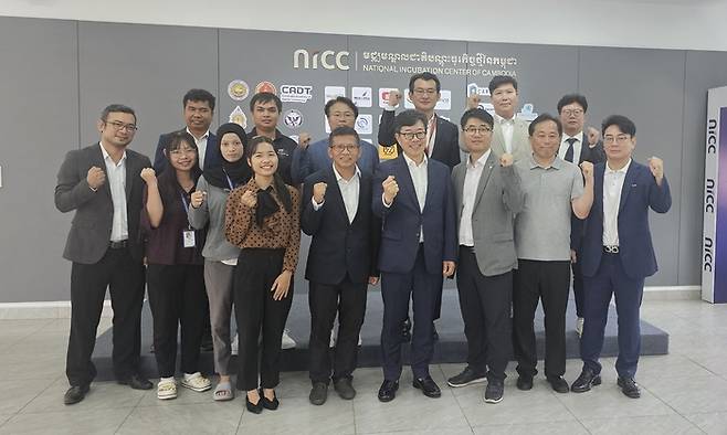 광주전남벤처기업협회와 한캄중소벤처기업교류협회는 광주·전남 및 서울·경기 6개 벤처기업과 캄보디아 수도 프놈펜에서 열린 '한-캄 기술교류회 및 기업 매칭 콘퍼런스'에 참석해 캄보디아 사업 진출로 글로벌 시장 사업 확장을 위한 계기를 마련했다. 캄보디아  NICC 기업인 및 방문단 단체 사진.