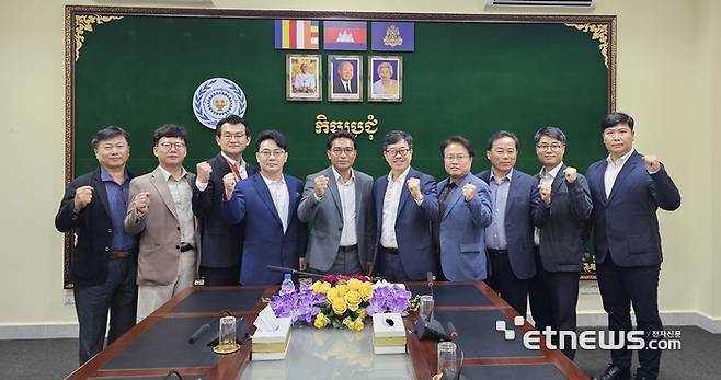 임시논 캄보디아 노동부 차관과 광주전남벤처기업협회 방문단 단체 사진.