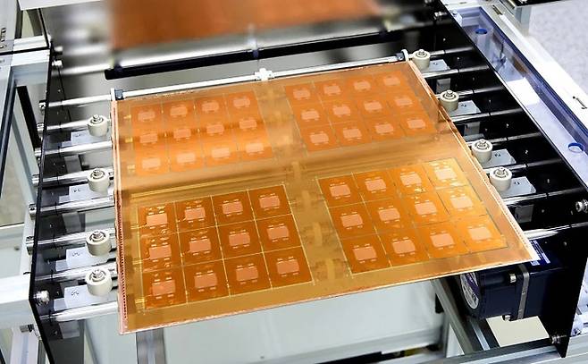 SKC 자회사 앱솔릭스의 반도체 유리기판(사진=SKC)