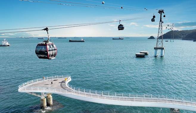 한 마리 갈매기가 돼 부산 앞바다 풍경을 마음껏 느낄 수 있는 송도해상케이블카가 송도해수욕장 어귀와 암남공원 바다 위를 오가고 있다. 송도해상케이블카 제공