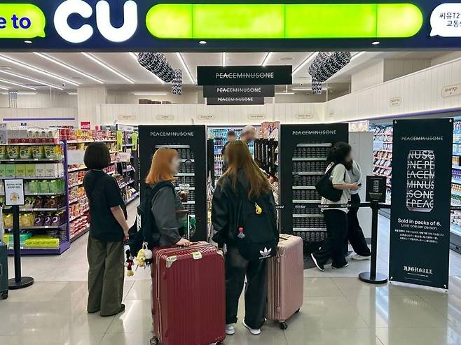 CU에서 피스마이너스원 하이볼을 구매하려는 외국인 관광객 모습. BGF리테일 제공