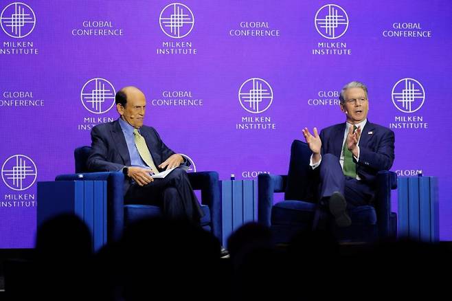 스콧 베선트 미국 재무장관(오른쪽)이 5일(현지시간) 미국 로스앤젤레스(LA)에서 개최된 '밀컨 글로벌 콘퍼런스 2025'에서 대담을 하고 있다. 로이터연합뉴스