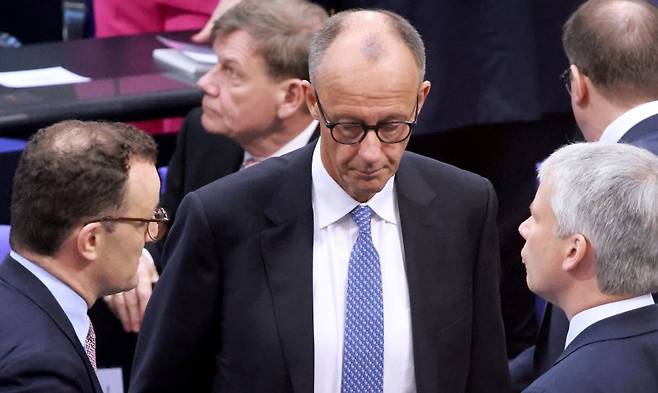 독일 기독민주당(CDU)의 프리드리히 메르츠 대표(가운데)가 6일(현지시간) 독일 베를린 연방 의회에서 총리 인준 투표 결과에 어두운 표정을 짓고 있다.EPA연합뉴스