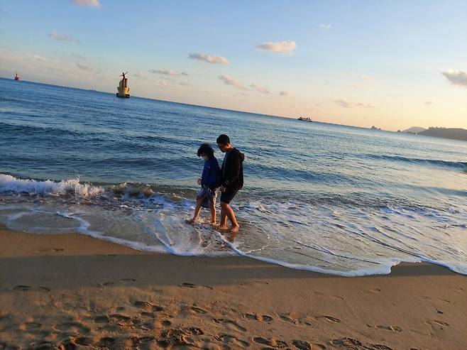 발달장애인 요한군과 엄마 김은진씨가 지난해 10월 부산 해운대에서 시간을 보내고 있다. 김은진씨 제공