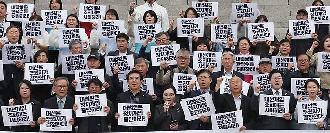 광장대선연합정치시민연대 회원들과 박찬대 더불어민주당 대표 직무대행 겸 원내대표(앞줄 오른쪽 둘째), 김재연 진보당 상임대표(앞줄 맨 오른쪽), 용혜인 기본소득당 대표(앞줄 맨 왼쪽) 등이 5일 오후 서울 여의도 국회 본청 앞 계단에서 대법원의 정치 개입 중단과 조희대 대법원장 사퇴 등을 요구하는 비상시국선언을 하고 있다. 윤운식 선임기자 yws@hani.co.kr