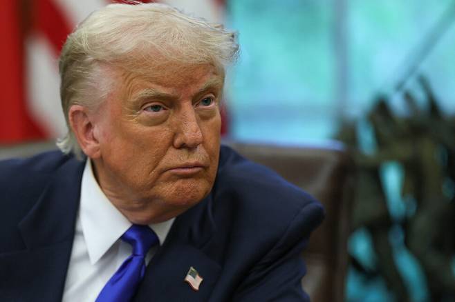 5일 미국 워싱턴 디시(D.C.) 백악관 오벌오피스에서 도널드 트럼프 미국 대통령이 행정명령과 선언문에 서명한 뒤 앞을 바라보고 있다. 워싱턴/로이터 연합뉴스