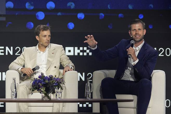 에릭 트럼프(오른쪽) 트럼프 오거니제이션 부사장이 지난 1일 아랍에미리트 두바이에서 열린 암호화폐 행사 ‘토큰 2049’에서 발언하고 있다. 두바이/AP 연합뉴스