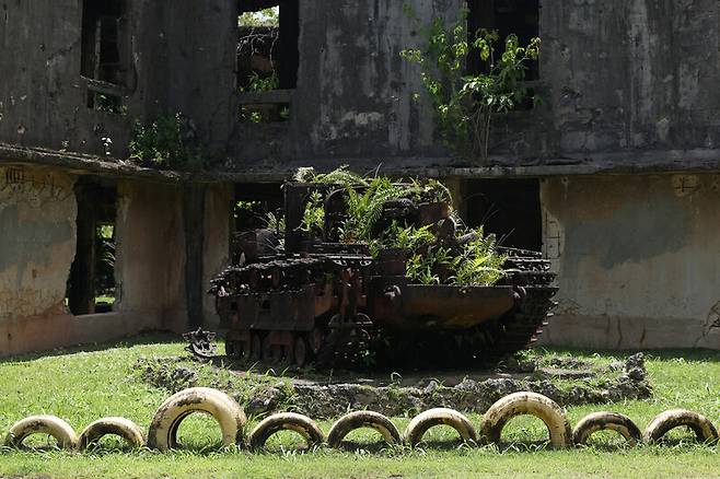지난달 8일 태평양 섬나라 팔라우에 2차 대전 당시 일본군이 쓰던 탱크가 서 있다. 로이터 연합뉴스