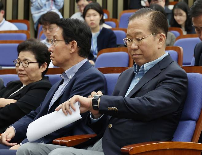 권영세 국민의힘 비상대책위원장(맨 오른쪽)이 6일 오후 서울 여의도 국회에서 열린 의원총회에 참석해 시계를 보고 있다. 신소영 기자 viator@hani.co.kr