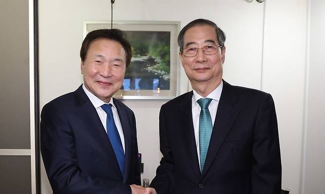 한덕수 무소속 후보와 손학규 전 바른미래당 대표가 5일 서울 종로구 한 식당에서 만찬 회동을 하고 있다. 사진공동취재