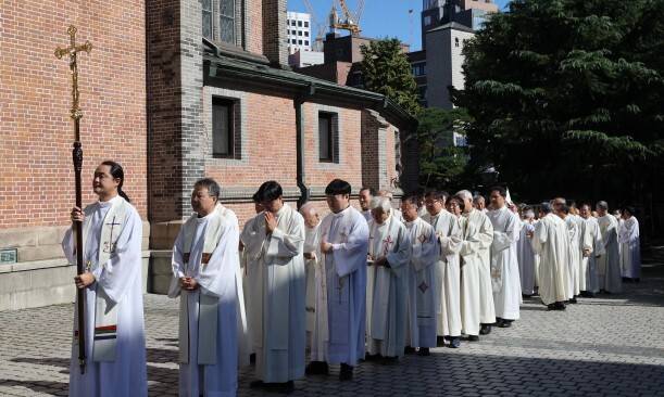 천주교정의구현전국사제단이 지난해 9월23일 서울 명동성당에서 창립 50주년 기념 미사를 올리기 위해 입장하고 있다. 김봉규 선임기자 bong9@hani.co.kr