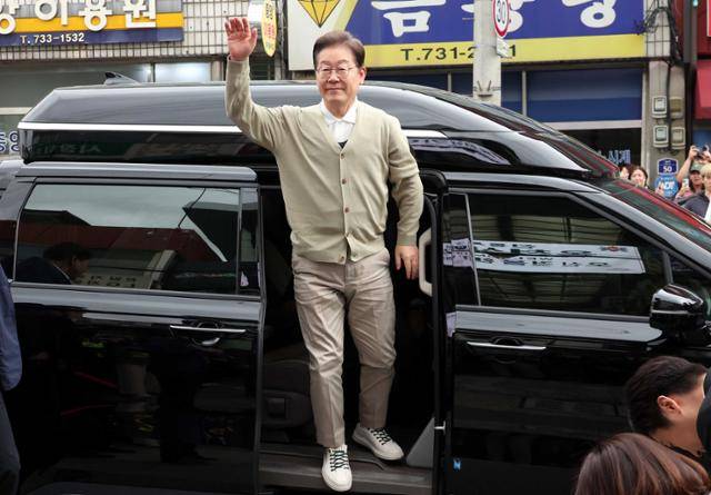 이재명 더불어민주당 대선 후보가 6일 충북 옥천군 옥천공설시장에서 시민들에게 손 인사를 하고 있다. 옥천=뉴시스