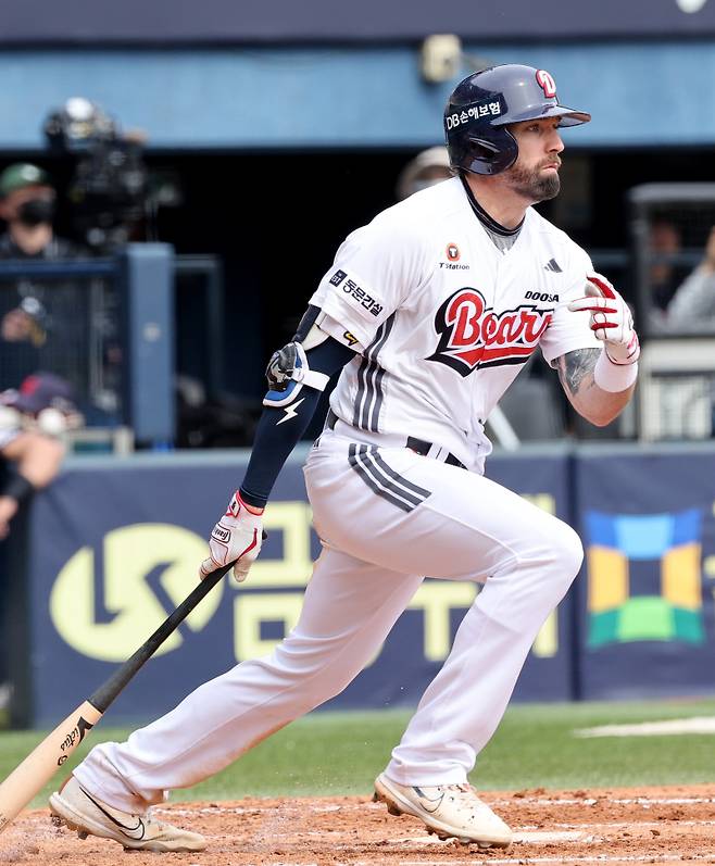 2025 KB0리그 프로야구 두산베어스와 롯데자이언츠의 경기가 27일 오후 서울 잠실야구장에서 열렸다. 4회말 무사 1루 케이브가 안타를 치고 있다. 잠실=김민규 기자 mgkim1@edaily.co.kr /2025.04.27/