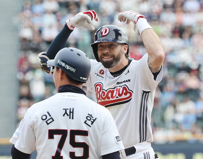2025 KB0리그 프로야구 두산베어스와 롯데자이언츠의 경기가 27일 오후 서울 잠실야구장에서 열렸다. 7회말 2사 1,3루 케이브가 1타점 적시타를 치고 출루해 미소를 지으며 세리머니를 하고 있다 잠실=김민규 기자 mgkim1@edaily.co.kr /2025.04.27/