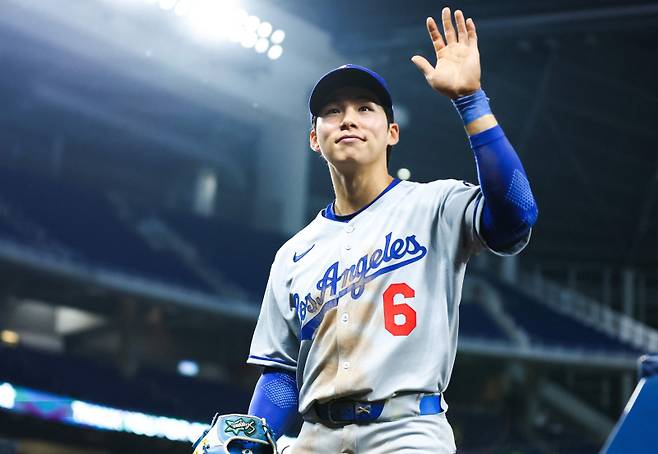 <yonhap photo-2180=""> MIAMI, FLORIDA - MAY 05: Hyeseong Kim #6 of the Los Angeles Dodgers waves to fans after a game against the Miami Marlins at loanDepot park on May 05, 2025 in Miami, Florida. Megan Briggs/Getty Images/AFP (Photo by Megan Briggs / GETTY IMAGES NORTH AMERICA / Getty Images via AFP)/2025-05-06 10:49:11/ <저작권자 ⓒ 1980-2025 ㈜연합뉴스. 무단 전재 재배포 금지, AI 학습 및 활용 금지></yonhap>