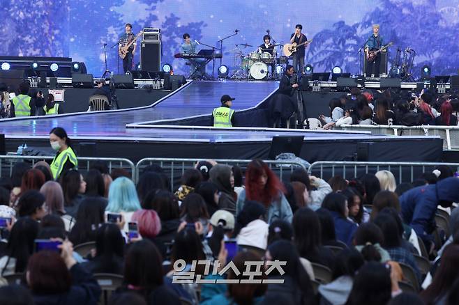 그룹 엔플라잉이 3일 인천 서구 아시아드주경기장에서 열린 'Trend wave Festival 2025 (트렌드웨이브 2025)'에서 멋진 무대를 선보이고 있다. 스튜디오와, ITP인천테크노파크가 주최 및 주관하며 일간스포츠,이코노미스트, 이데일리가 미디어 후원하는 ‘트렌드웨이브 2025’는 K-POP, K-DANCE 공연을 넘어 K-컬쳐의 전 부문을 경험할 수 있는 신개념 페스티벌이다. 인천=서병수 기자 qudtn@edaily.co.kr /2025.05.03/