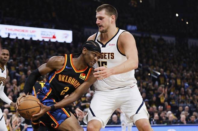 <yonhap photo-2376=""> Oklahoma City Thunder guard Shai Gilgeous-Alexander (2) works against Denver Nuggets center Nikola Jokic (15) in the first half of Game 1 of an NBA basketball second-round playoff series Monday, May 5, 2025, in Oklahoma City. (AP Photo/Nate Billings)/2025-05-06 11:28:45/ <저작권자 ⓒ 1980-2025 ㈜연합뉴스. 무단 전재 재배포 금지, AI 학습 및 활용 금지></yonhap>