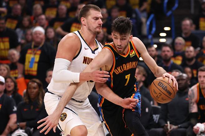 <yonhap photo-2538=""> OKLAHOMA CITY, OKLAHOMA - MAY 05: Chet Holmgren #7 of the Oklahoma City Thunder is defended by Nikola Jokic #15 of the Denver Nuggets during the second quarter of Round Two Game One of the 2025 NBA Playoffs at Paycom Center on May 05, 2025 in Oklahoma City, Oklahoma. NOTE TO USER: User expressly acknowledges and agrees that, by downloading and or using this photograph, user is consenting to the terms and conditions of the Getty Images License Agreement. Sam Hodde/Getty Images/AFP (Photo by Sam Hodde / GETTY IMAGES NORTH AMERICA / Getty Images via AFP)/2025-05-06 12:02:34/ <저작권자 ⓒ 1980-2025 ㈜연합뉴스. 무단 전재 재배포 금지, AI 학습 및 활용 금지></yonhap>