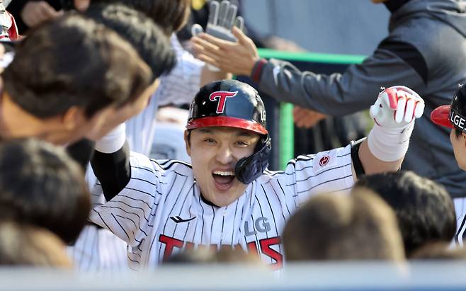 16일 오후 잠실야구장에서 열린 2025 프로야구 삼성과 LG 경기. LG 박동원이 2회 좌월 2점 홈런을 날리고 동료들과 기뻐하고 있다. 잠실=정시종 기자 capa@edaily.co.kr /2025.04.16.