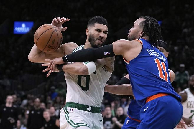 <yonhap photo-2397=""> New York Knicks guard Jalen Brunson (11) knocks the ball from the hands of Boston Celtics forward Jayson Tatum (0) during the second half of Game 1 of an NBA basketball second-round playoff series Monday, May 5, 2025, in Boston. (AP Photo/Charles Krupa)/2025-05-06 11:30:43/ <저작권자 ⓒ 1980-2025 ㈜연합뉴스. 무단 전재 재배포 금지, AI 학습 및 활용 금지></yonhap>
