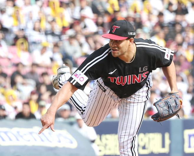 2025 KB0리그 프로야구 두산베어스와 LG트윈스의 경기가 6일 오후 서울 잠실야구장에서 열렸다. 7회말 선발 치리노스가 여전히 위력적인 투구를 펼치고 있다. 잠실=김민규 기자 mgkim1@edaily.co.kr /2025.05.06/