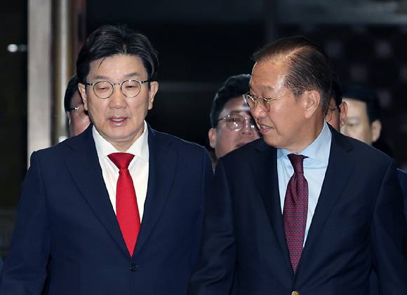 국민의힘 권영세 비상대책위원장과 권성동 원내대표가 5일 서울 여의도 국회에서 열린 의원총회에 참석하고 있다.  [사진=연합뉴스]