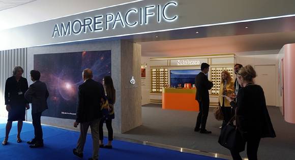 아모레퍼시픽이 프랑스 칸 '2024 세계면세박람회'에서 선보인 부스. [사진=아모레퍼시픽홀딩스]