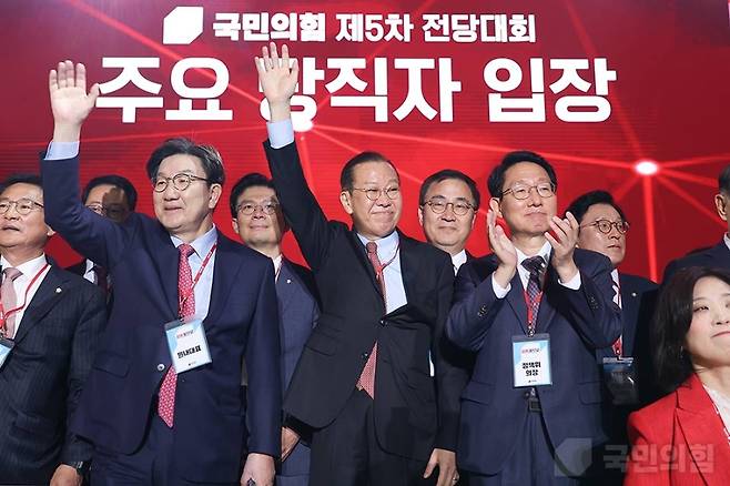 지난 3일 오후, 제5차 전당대회에서 주요 당직자들이 무대에 올라 인사를 하고 있다. 김문수 후보는 이날 득표율 56.53%로 최종 대통령 후보로 선출됐다. (국민의힘)