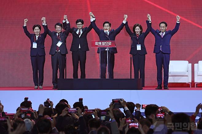 지난 3일 오후, 경기도 고양시 킨텍스에서 열린 5차 전당대회에서 김문수 후보가 최종 대통령 후보로 선출된 뒤 경쟁 후보들과 함께 손을 들어 인사하고 있다. (국민의힘)