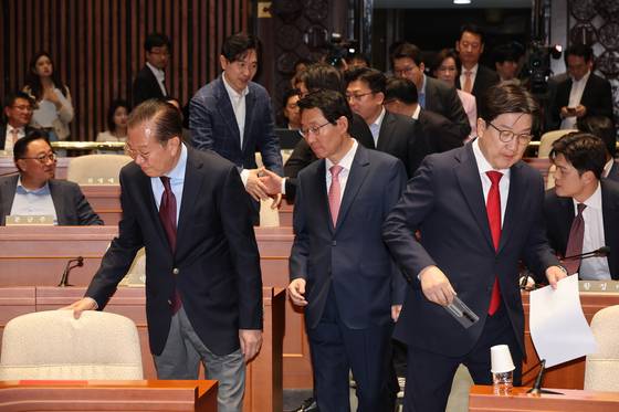 국민의힘 권영세 비상대책위원장, 김상훈 정책위의장, 권성동 원내대표(왼쪽부터)가 5일 오후 국회에서 열린 긴급의원총회에 참석하고 있다. [연합뉴스]