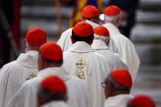 4일 바티칸 성 베드로 대성당에서 열린 프란치스코 교황을 위한 추모 미사에 참석하는 추기경들. 로이터=연합뉴스