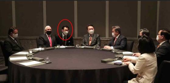 2022년 2월 13일 마이크 펜스 미국 전 부통령 옆에서 통역을 하는 사람은 당시 통일교 세계본부장 윤모씨의 비서실장. 윤 전 대통령 오른쪽으로 박진 전 외교부 장관, 조태용 현 국정원장, 김성한 전 국가안보실장. 사진 국민의힘 제공.