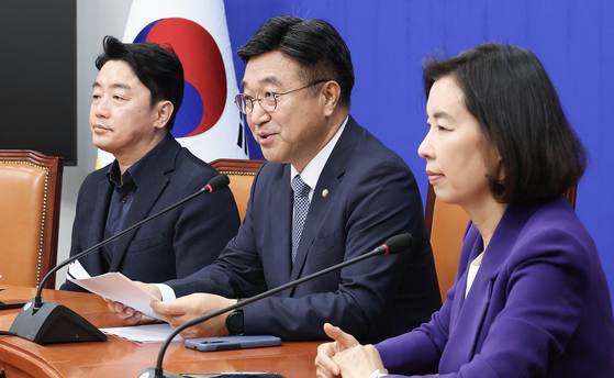 윤호중 더불어민주당 총괄선대본부장(가운데)이 5일 오전 국회에서 열린 기자간담회에서 발언하고 있다. 임현동 기자/20250505