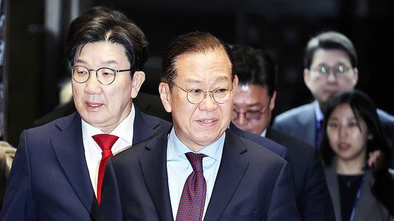 국민의힘 권영세 비상대책위원장과 권성동 원내대표가 5일 서울 여의도 국회에서 열린 의원총회에 참석하고 있다. 연합뉴스