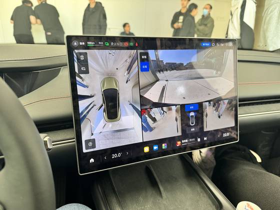 31일 베이징 왕푸징 쇼핑몰 둥팡신톈디의 샤오미 매장에 전시 중인 샤오미 전기차 SU7의 내부 모니터. 차량 외부에 설치된 카메라로 촬영한 모습을 음성 조작으로 확인할 수 있다. 신경진 기자