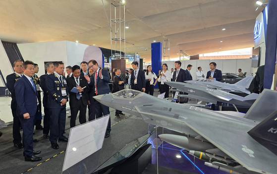 강구영 한국항공우주산업(KAI) 사장(앞줄 왼쪽 네번째)이 지난달 페루 리마에서 열린 '제10회 국제 국방 및 재난 방지 기술 전시회(SITDEF)'에서 KAI 부스를 방문한 관계자에게 전시 기종을 설명하는 모습. 사진 한국항공우주산업
