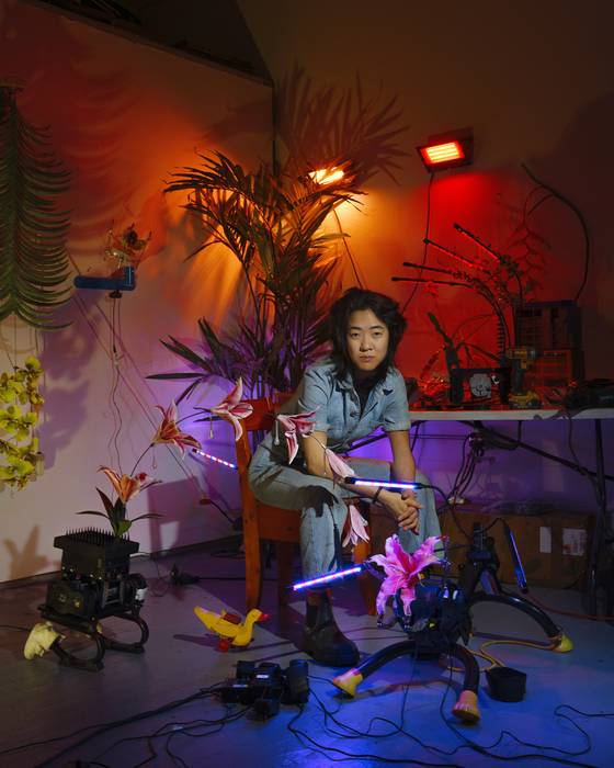 중고 운동기기와 조화로 만든 키네틱 조각에 둘러싸인 레이첼 윤. 사진 G갤러리