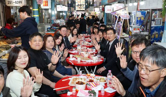 ▲ 정광열 강원도 경제부지사와 경제국 직원들이 최근 춘천 ‘후평 어울야시장’을 방문해 상인 격려 및 소비 촉진 캠페인을 펼쳤다. 강원도 제공