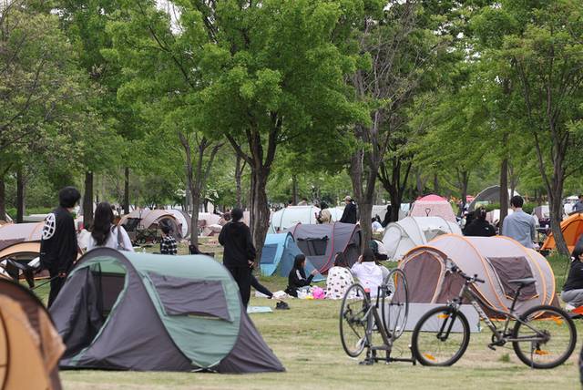 ▲ 연휴 마지막 날인 6일 서울 영등포구 여의도한강공원에서 시민들이 휴식을 취하고 있다. 연합뉴스