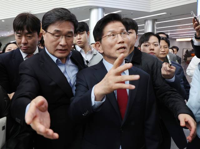 ▲ 국민의힘 김문수 대선 후보가 6일 아시아태평양경제협력체(APEC) 회의장인 경북 경주시 경주화백컨벤션센터에서 국민의힘 재선 의원 모임 간사인 엄태영 의원과 초선 의원 모임 간사인 김대식 의원의 방문을 받고 일정 중단을 선언한 뒤 이동하고 있다. 연합뉴스