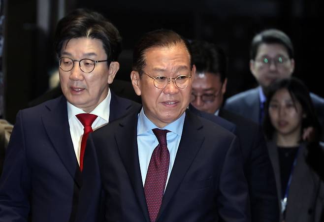 국민의힘 권영세 비상대책위원장과 권성동 원내대표가 5일 서울 여의도 국회에서 열린 의원총회에 참석하고 있다.  /연합뉴스