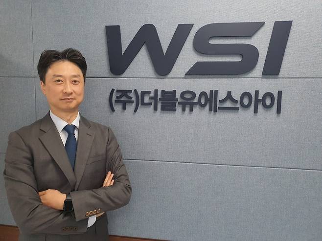 이윤석 대표가 한국경제신문과 인터뷰 후 자신감 있는 포즈를 취하고 있다. 윤현주 기자