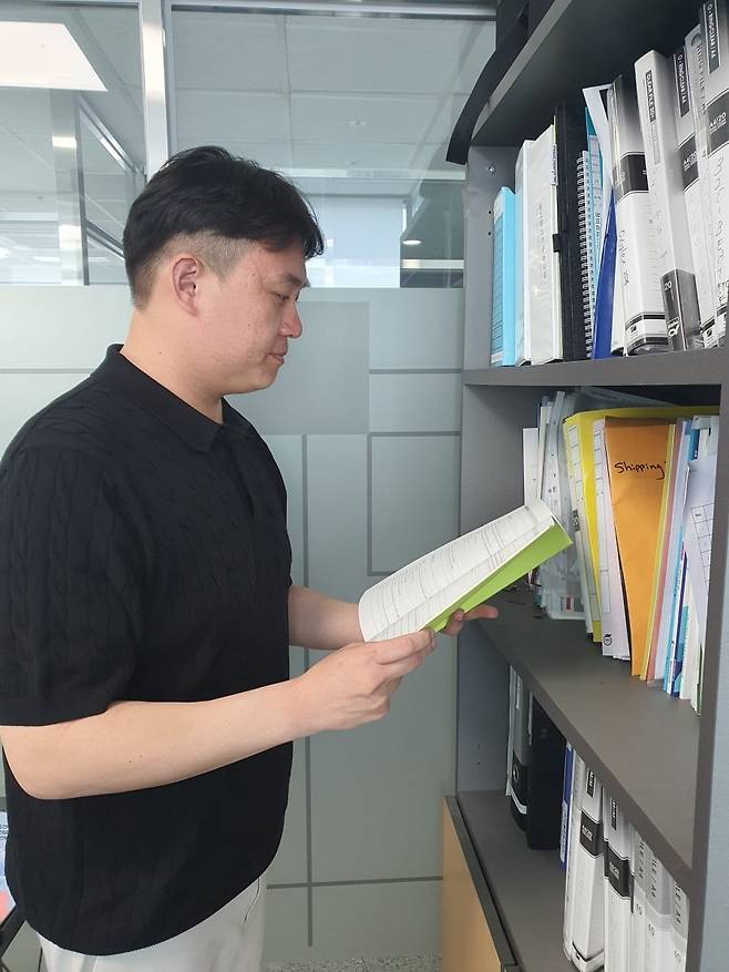 이병현 차장이 의료기기 정책설명회 책자를 보고 있다. 윤현주 기자