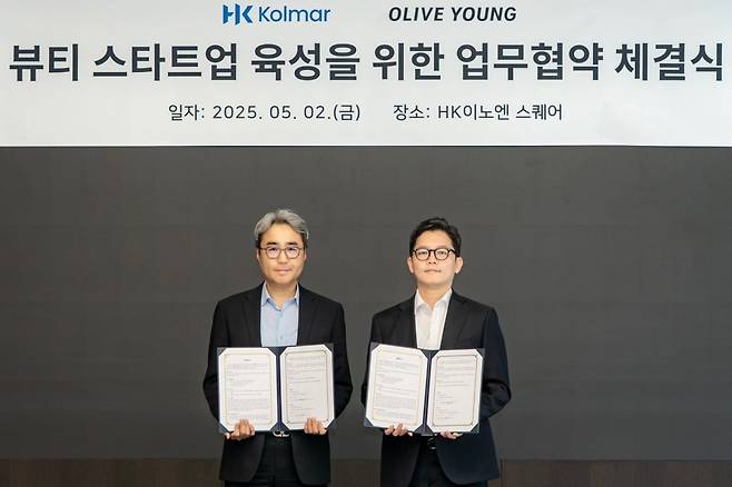 허현행 한국콜마 경영기획본부장(왼쪽)과 장지민 CJ올리브영 경영지원담당의 모습. (사진=CJ올리브영)