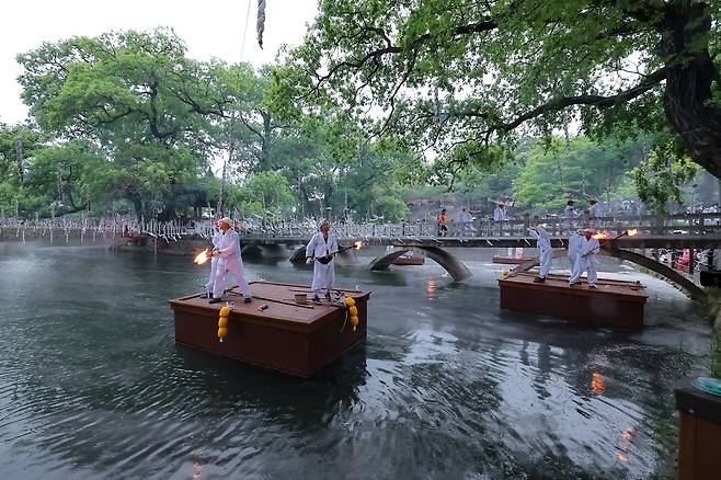 경남 함안에서 열린 낙화놀이. 경남도 제공