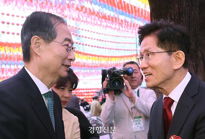 김문수 국민의힘 대선 후보(오른쪽)와 한덕수 무소속 대선 예비후보가 5일 서울 종로구 조계사에서 열린 부처님오신날 봉축법요식에서 인사를 나누고 있다.  대통령실사진기자단