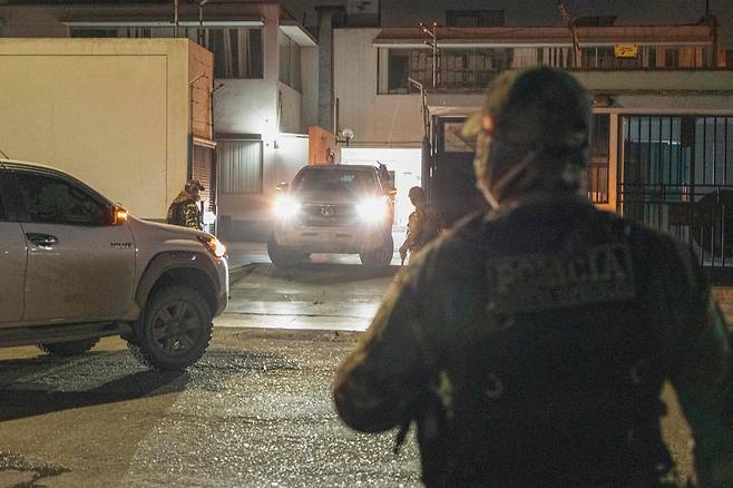 페루 경찰들이 5일(현지시간) 파타스 광산 희생자들의 시신이 안치돼있는 트루히요 영안실 입구를 지키고 있다. AFP연합뉴스