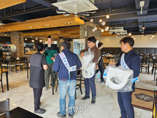 도소상공인연합회도 연휴기간 제주시 일대 매장을 돌며 바가지 요금 근절을 위한 ‘공정가격 캠페인’을 벌였다.  도소상공인연합회 제공