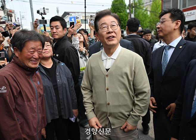 민심을 청취하는 ‘경청 투어’에 나선 이재명 더불어민주당 대선후보가 6일 충북 옥천군 옥천공설시장에서 주변을 살펴보고 있다. 옥천 | 성동훈 기자